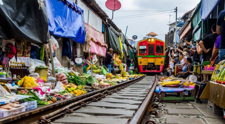 Le marché ferroviaire de Maeklong et les voies ferrées