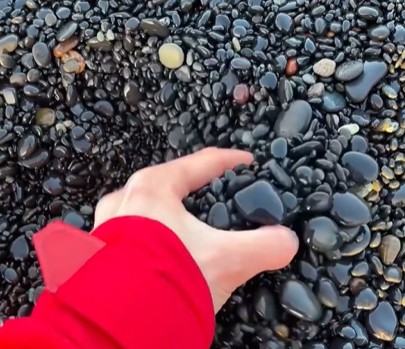 I ciottoli neri della spiaggia di Reynisfjara in Islanda