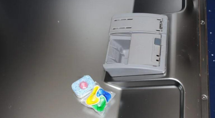 Detergent dispenser drawer in a dishwasher