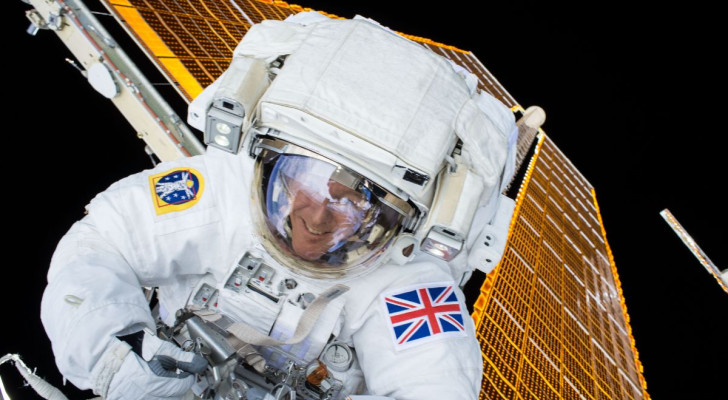 Tim Peake på sin första rymdpromenad