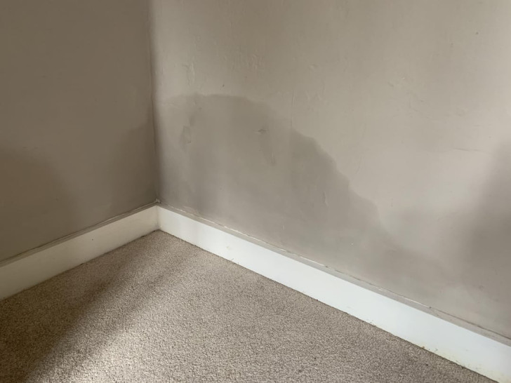 Une tache d'humidité qui touche tout le mur
