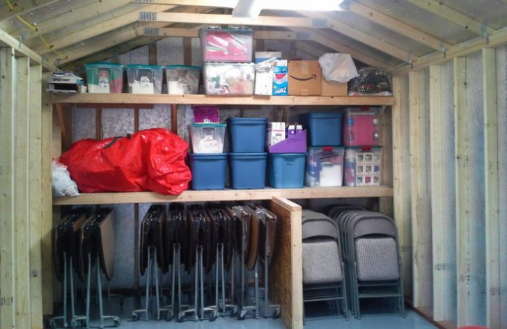 scatole di stoccaggio organizzate su una parete di un garage