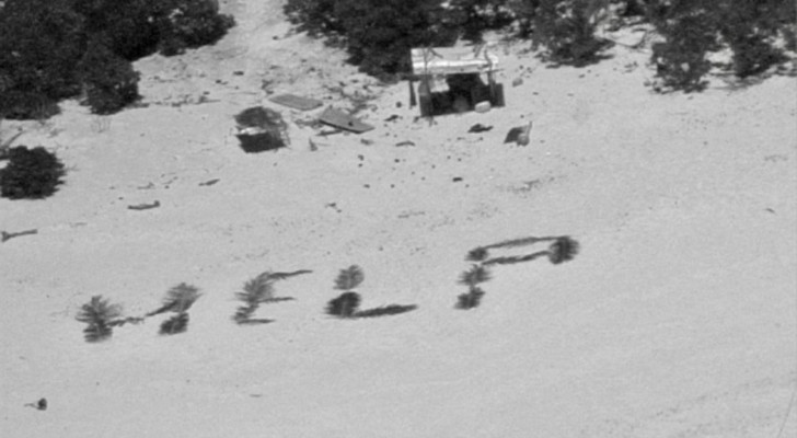 La scritta "help" che i naufraghi hanno scritto usando foglie
