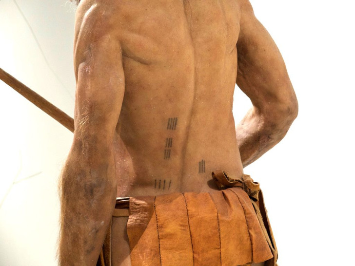 De tatoeages op de rug van Ötzi