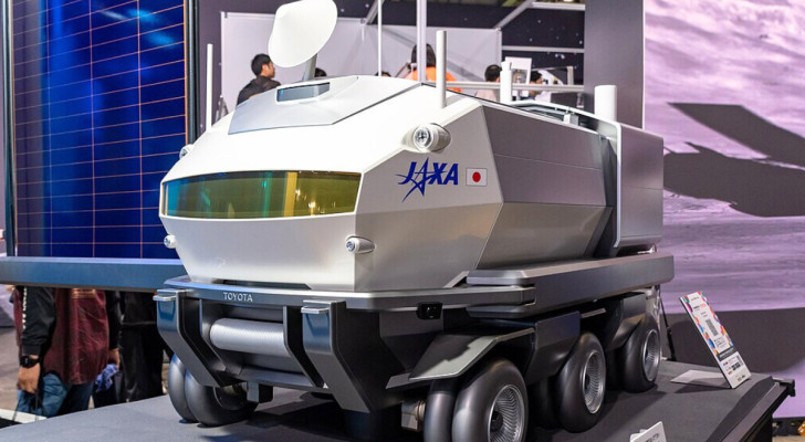Een model van de Lunar Cruiser tentoongesteld op de Japan Mobility Show 2023