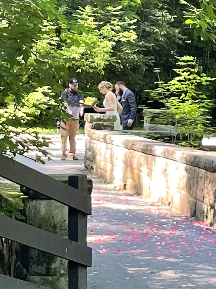 Ett par firar sitt bröllop i en park, men struntar i att de förorenar miljön