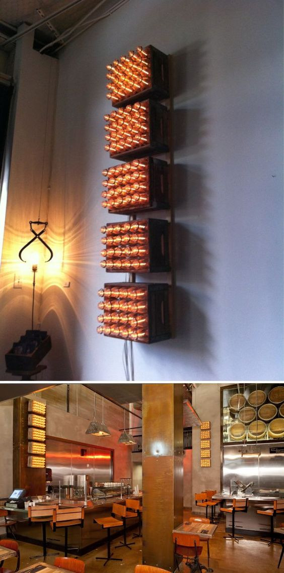 Wandlampen gemaakt van houten kratten en gloeilampen