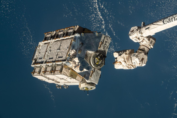 Pallet esterno pieno di vecchie batterie rilasciato dalla ISS