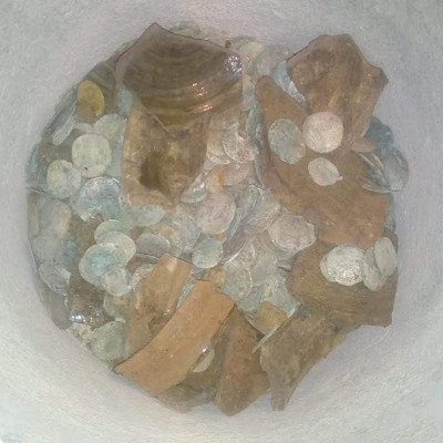 Jarre brisée contenant des pièces de monnaie anciennes