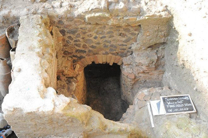 Resten van wat waarschijnlijk een oven is die werd gebruikt om een bad te verwarmen op de site Somma Vesuviana