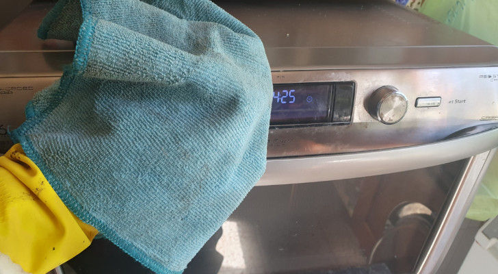 How to clean the outside of your microwave oven