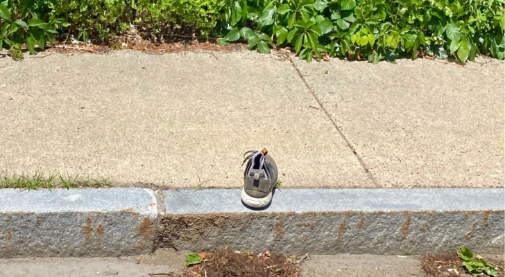 Una scarpa sul marciapiede ad Hampton, New Hampshire, USA
