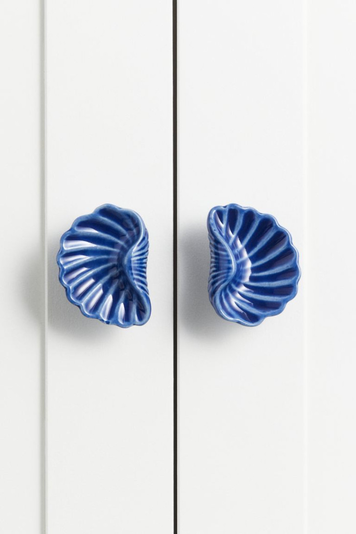 blauwe schelpvormige meubeldeurknoppen