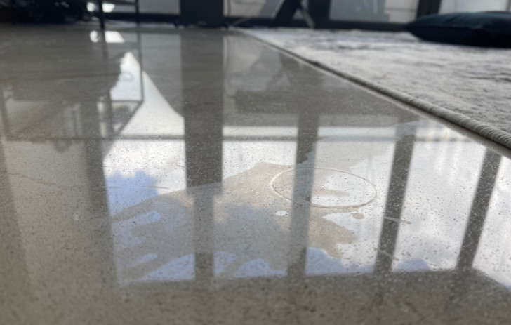 Primo piano di una macchia su un pavimento di marmo grigio
