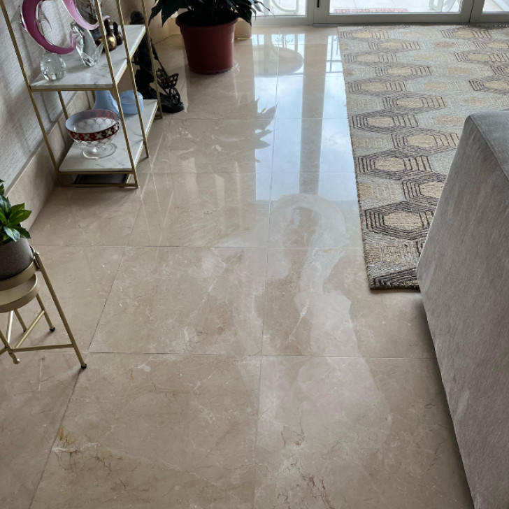 Pavimento di marmo in un soggiorno macchiato di un alone chiaro