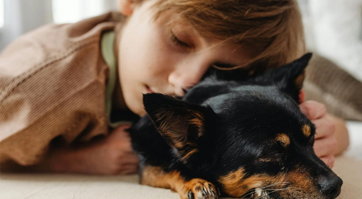 Bambino affettuoso con il suo cane anziano