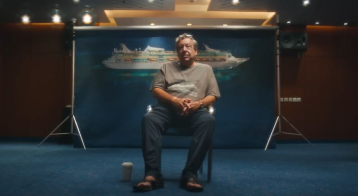 Mario Salcedo in de aan hem opgedragen documentaire, met een schip van Royal Caribbean achter hem