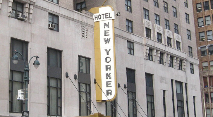 Eingang des New Yorker Hotels an der 8th Avenue