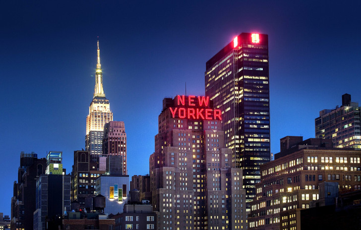 New Yorker Hotel von außen bei Nacht gesehen