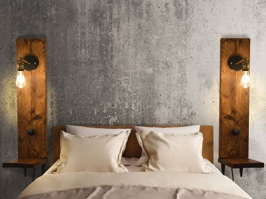 Regale mit einer vertikalen Holzplatte an den Seiten eines Bettes