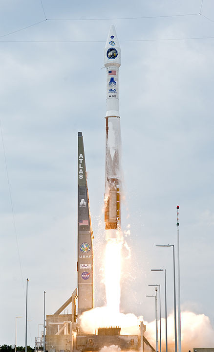 De Atlas V-raket wordt gelanceerd vanaf het Cape Canaveral Air Force Station in Florida