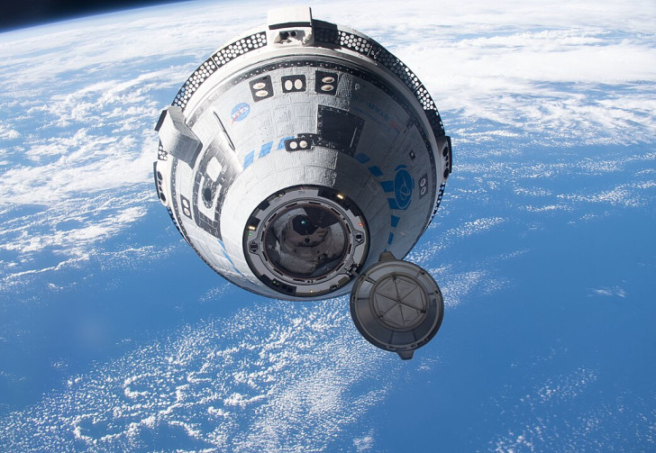 Besättningsfartyget Boeing CST-100 Starliner närmar sig International Space Station