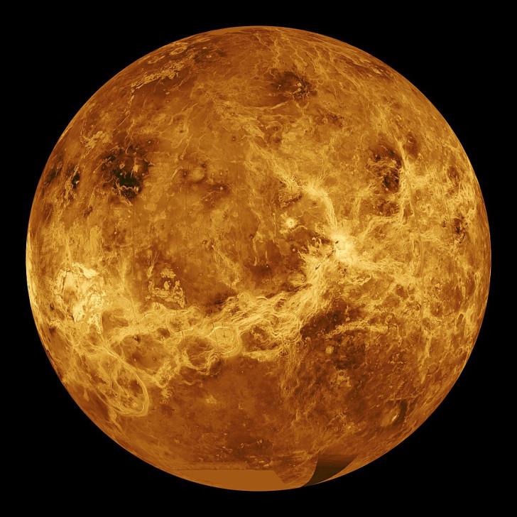 Global vy av Venus yta centrerad på 180 grader östlig longitud