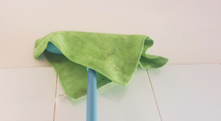 Una scopa con un panno in microfibra per lavare le pareti