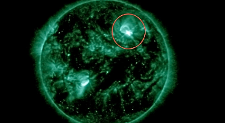 Explosion av en solflamma på solens yta