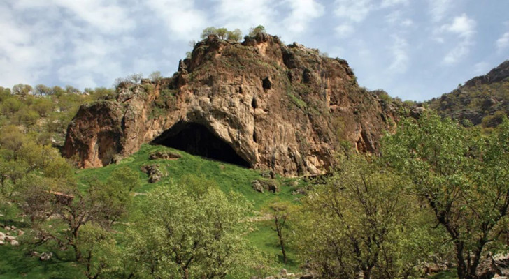 De grot van Shanidar, waar de overblijfselen van de Neanderthaler Shanidar Z werden gevonden