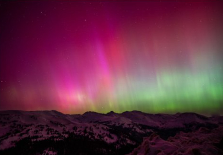 Aurora facilmente visibile durante la tempesta geomagnetica a Loveland Pass, in Colorado