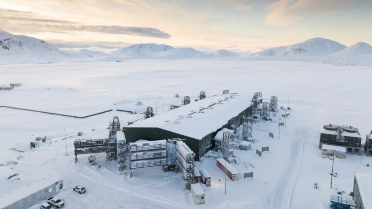 Installatie Mammoth van Climeworks met IJslandse bergen op de achtergrond Proceskamer Mammoth met de eerste 11 CO₂-opvangcontainers geïnstalleerd voor de installatie