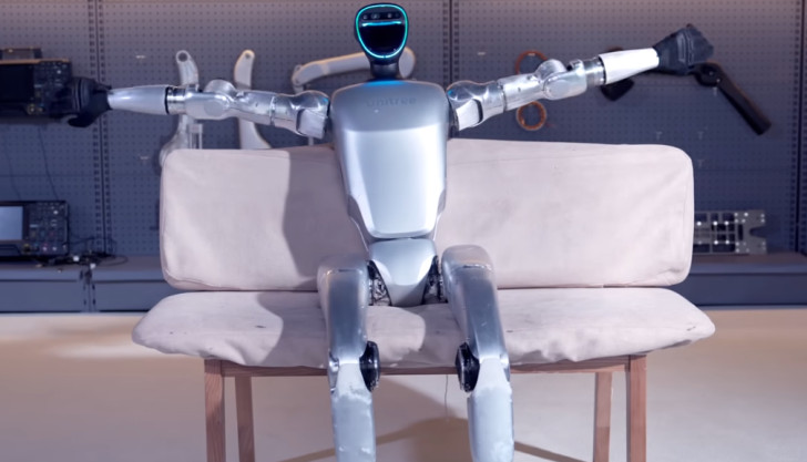 Il robot G1 seduto su un divano