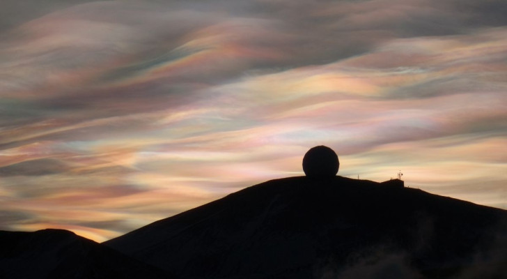 Exemple de nuages nacrés, qui pourraient expliquer le ciel du Cri de Munch.
