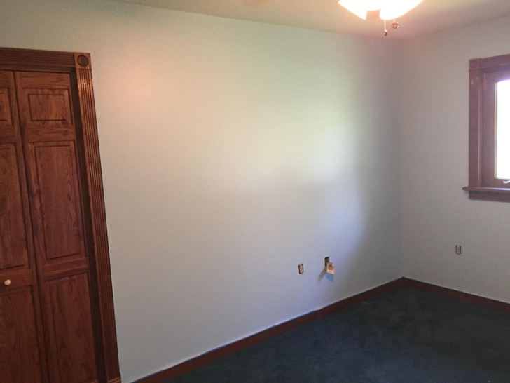 Ein leerer Raum, der gerade neu gestrichen wurde. Weiße Teile der Wand mit verschiedenen Farben, um die Farbwiedergabe zu testen