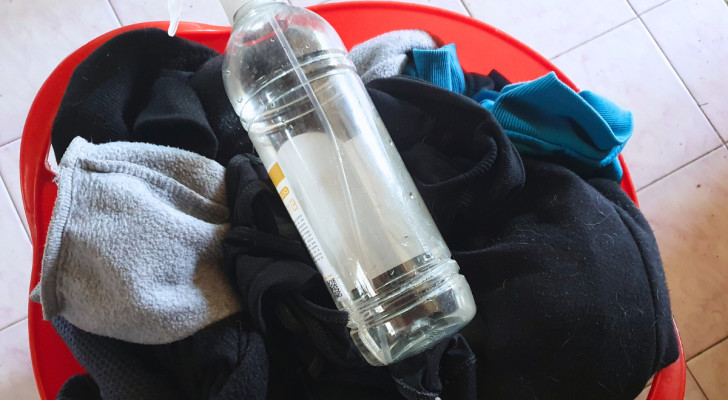 Ein Wäschekorb mit einer Flasche Essig
