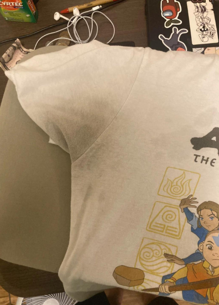En svettfläck på en t-shirt