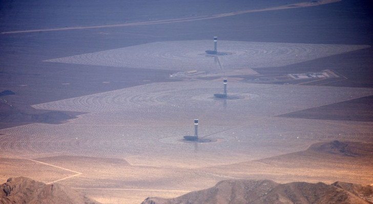 Vista dall'altro della centrale solare di Ivanpah, nel deserto del Mojave in California
