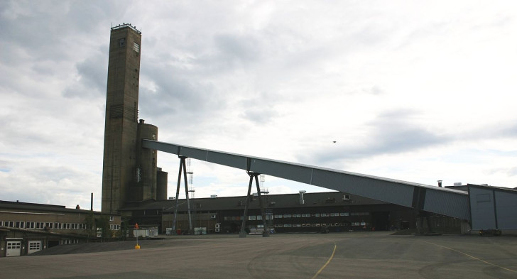L'area mineraria di Pyhäsalmi a Pyhäjärvi , Finlandia, che mostra la vecchia torre e altri edifici, incluso l'impianto di macinazione del minerale
