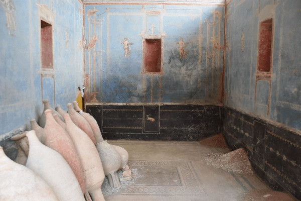 Il sacrario romano con pareti blu decorate scoperto a Pompei