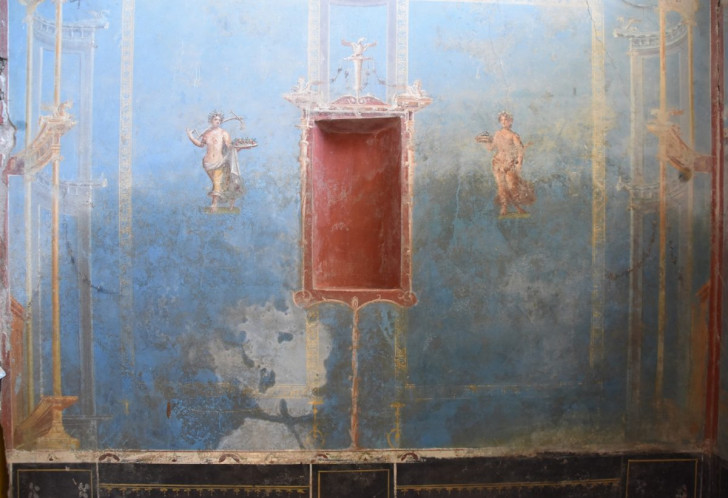 Le pareti blu del sacrario romano con figure femminili dipinte