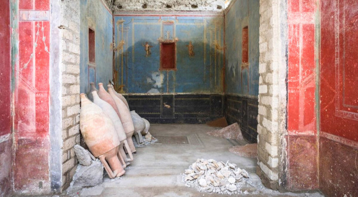 Visuale dall'ingresso del santuario di Pompei con pareti blu e anfore