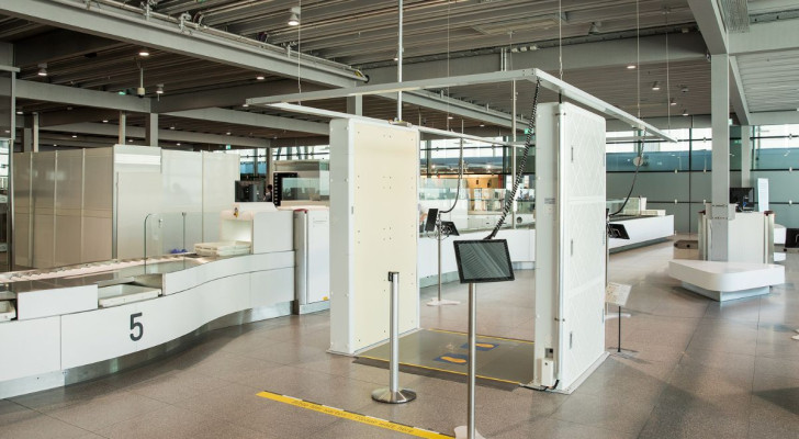 Body scanner med millimetriska vågor som används på säkerhetskontroller på flygplatser.