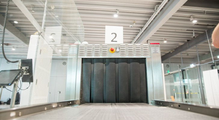 Scanner a raggi X per bagagli impiegati in aeroporto