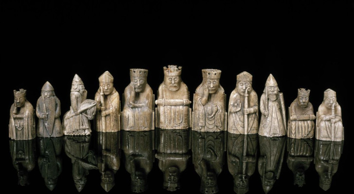 Una collezione di scacchi esposta al British Museum dello stesso periodo di quella scoperta in Germania