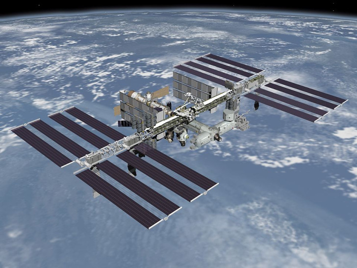 Die Internationale Raumstation in der Umlaufbahn über der Erdoberfläche