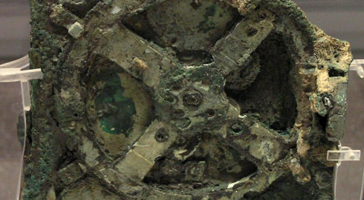 Het belangrijkste fragment van het Mechanisme van Antikythera, tegenwoordig bewaard in Athene, in Griekenland