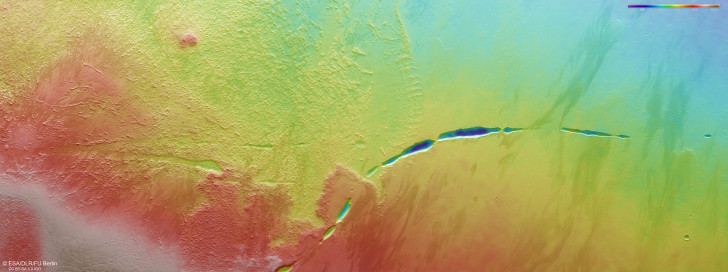 Aganippe Fossa, de groef gevonden aan de voet van de enorme vulkaan Arsia Mons op Mars