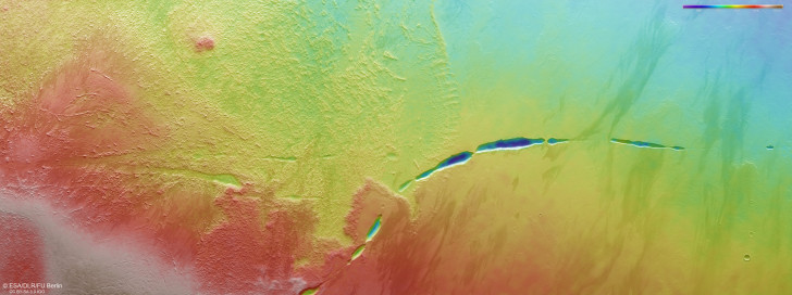 Aganippe Fossa, fåran som finns vid foten av Mars enorma vulkan Arsia Mons
