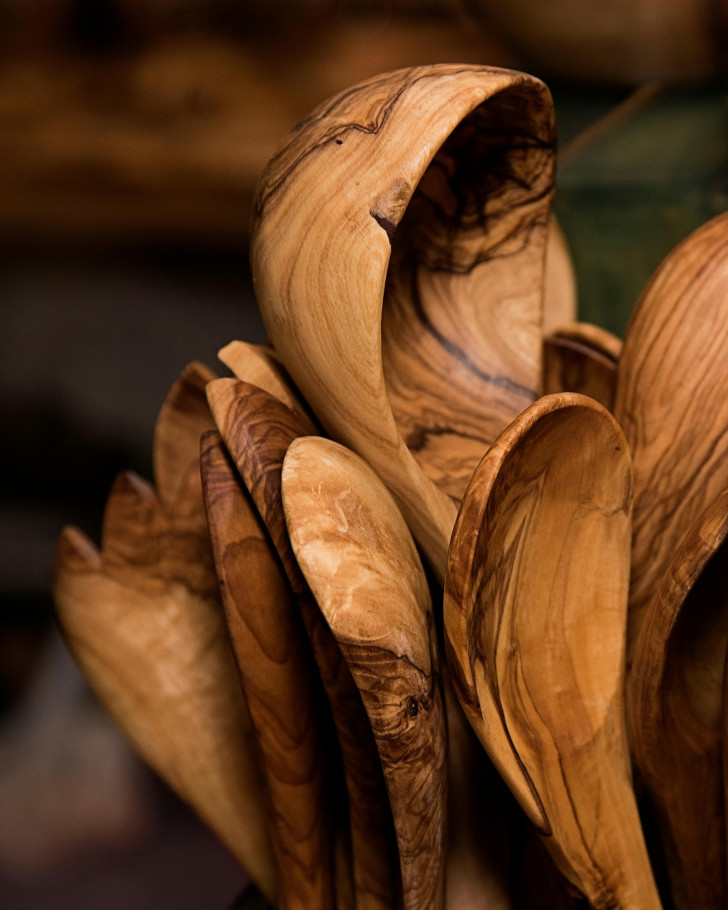 primo piano di cucchiai di legno in un contenitore in cucina